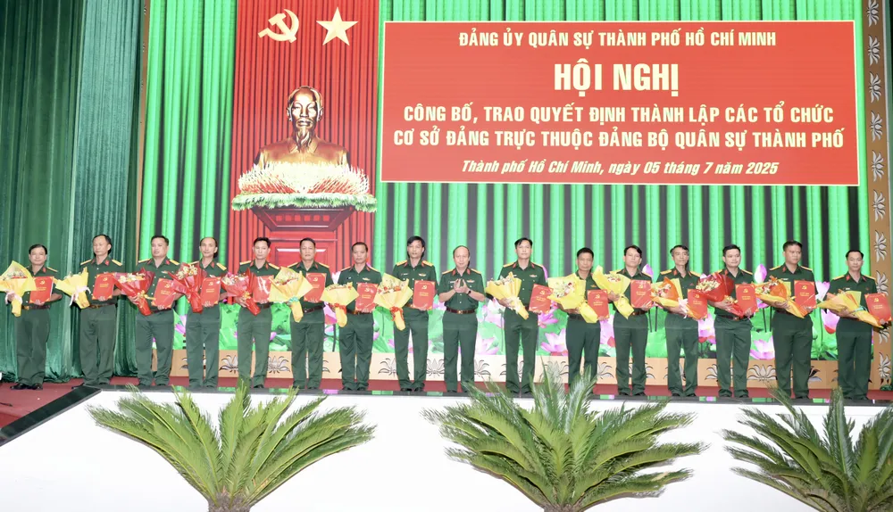 Colonel Nguyen Dinh Chuan, Deputy Political Commissar of Ho Chi Minh City Command, presented personnel decisions. Photo: VAN MINH DSC_1992.jpeg
