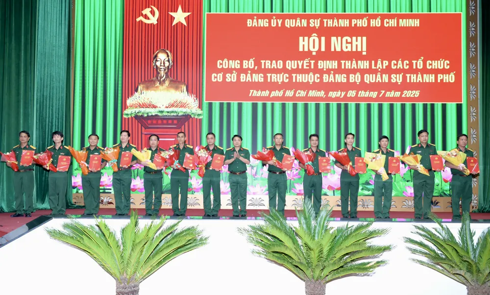 Colonel Tran Van Trung, Political Commissar of the Ho Chi Minh City Command, presented personnel decisions. Photo: VAN MINH DSC_2004.jpeg