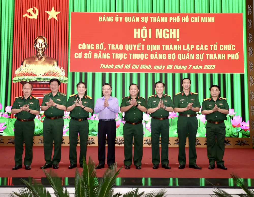Standing Deputy Secretary of the Ho Chi Minh City Party Committee Nguyen Thanh Nghi and Colonel Thai Thanh Duc, Deputy Chief of Political Affairs of Military Region 7 attended the conference. Photo: VAN MINH DSC_2070.jpeg