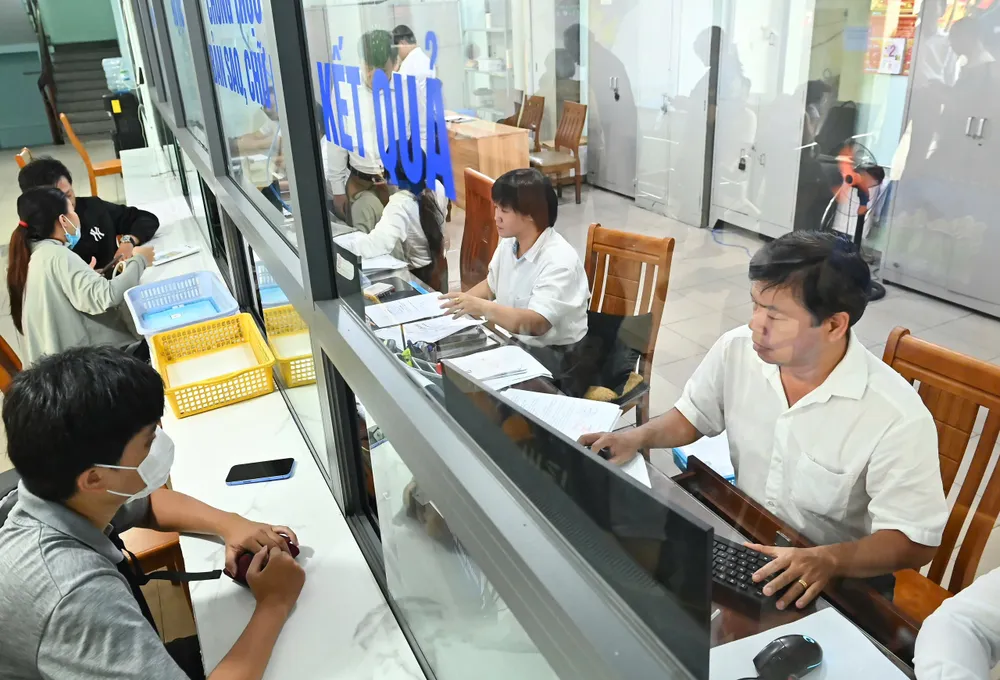 Đội ngũ cán bộ, công chức phục vụ người dân tại Trung tâm Phục vụ hành chính công phường Hòa Hưng. Ảnh: VIỆT DŨNG 1e11ea11cb6e7d30247f.jpg