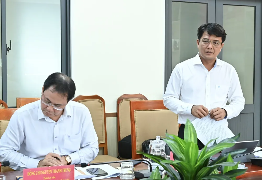Đồng chí Bùi Thanh Nhân, Ủy viên Ban Thường vụ Thành ủy, Phó Chủ tịch Ủy ban MTTQ Việt Nam TPHCM, Chủ tịch Liên đoàn Lao động TPHCM phát biểu. Ảnh: VIỆT DŨNG 1IVKNDLEM_300H8R.jpeg