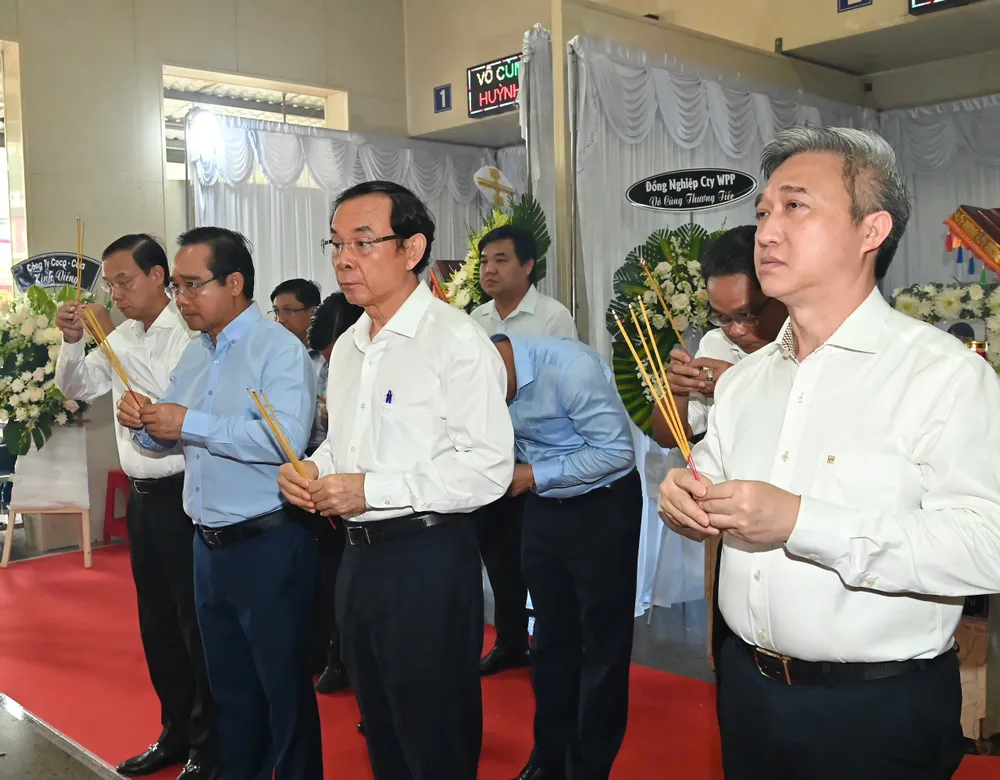 Đồng chí Nguyễn Văn Nên cùng các đồng chí trong đoàn thắp hương, viếng tang các nạn nhân trong vụ cháy. Ảnh: VIỆT DŨNG IMG_7804.jpeg