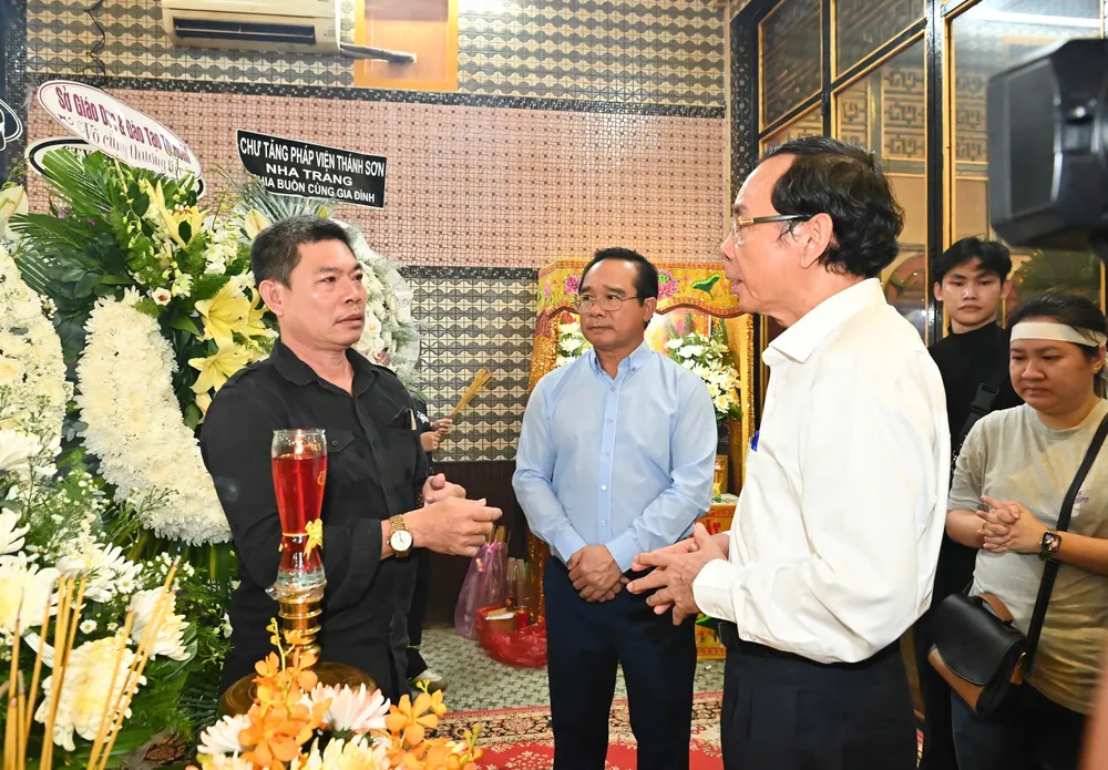 Đồng chí Nguyễn Văn Nên và đồng chí Nguyễn Văn Được gửi lời chia buồn sâu sắc, động viên người thân, gia đình các nạn nhân. Ảnh: VIỆT DŨNG IMG_7819.jpeg