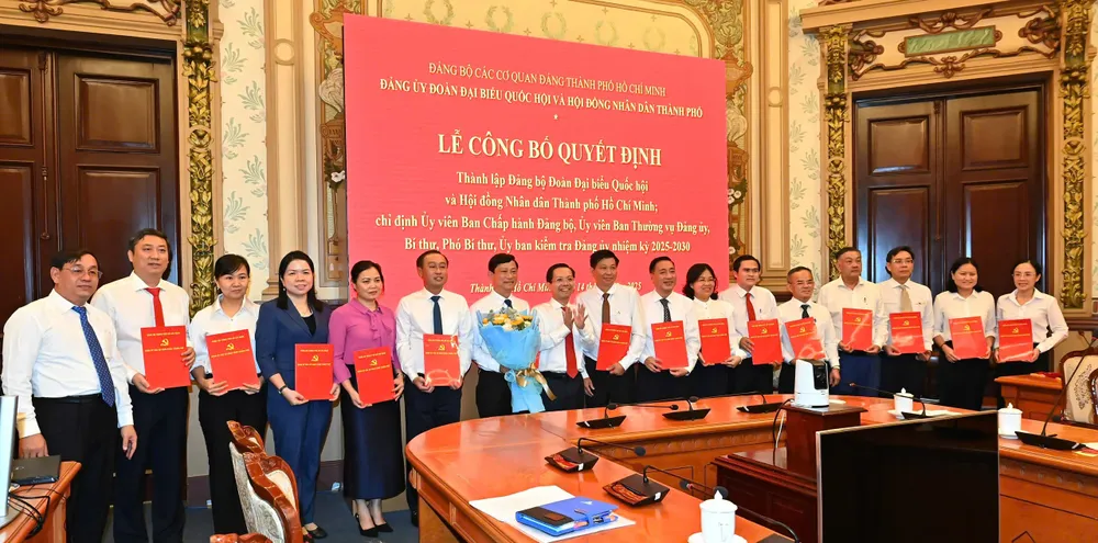 Phó Bí thư Đảng ủy các cơ quan Đảng TPHCM Lê Văn Phong trao các quyết định. Ảnh: VIỆT DŨNG IMG_8042.jpeg