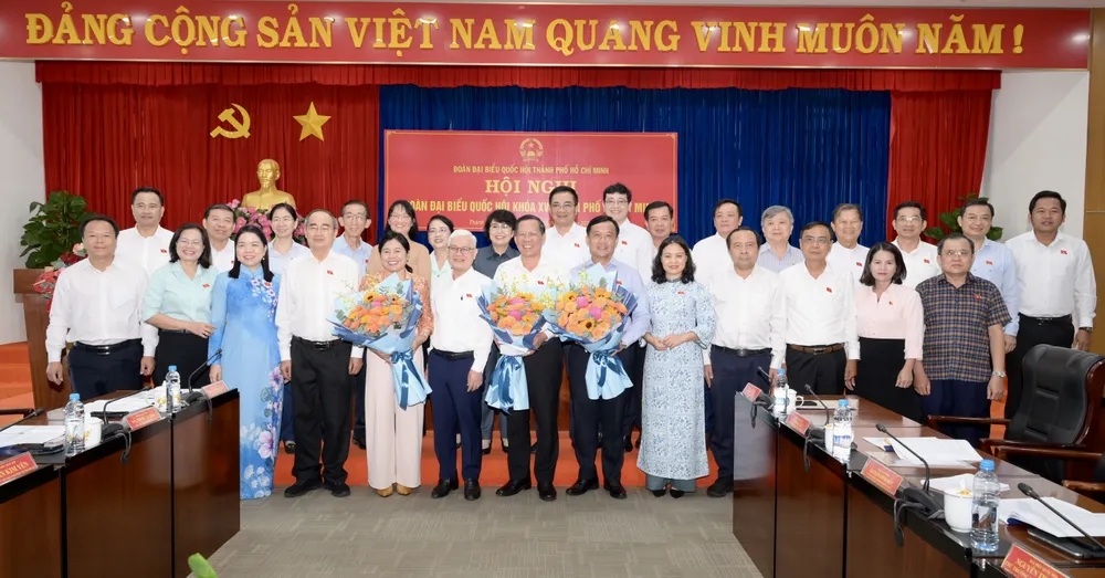 Trưởng đoàn ĐBQH TPHCM Nguyễn Văn Lợi và các ĐBQH tặng hoa tri ân lãnh đạo Đoàn ĐBQH TPHCM đã chuyển công tác: Đồng chí Phan Văn Mãi, đồng chí Hà Phước Thắng và đồng chí Nguyễn Trần Phượng Trân. Ảnh: VĂN MINH DSC_2656.jpeg