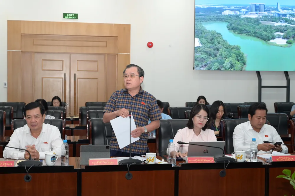 ĐBQH Nguyễn Tâm Hùng, nguyên Chỉ huy trưởng Bộ Chỉ huy Quân sự tỉnh Bà Rịa - Vũng Tàu phát biểu. Ảnh: VĂN MINH DSC_2760.jpeg