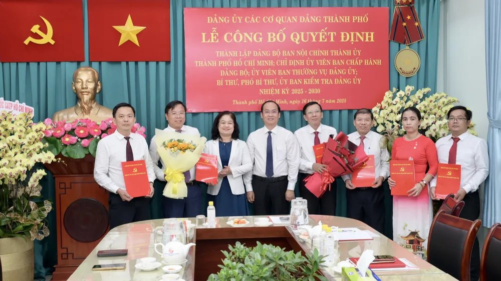 Đồng chí Nguyễn Thị Mỹ Hằng và đồng chí Nguyễn Khoa Hải trao các quyết định. Ảnh: VĂN MINH DSC_2871.jpeg