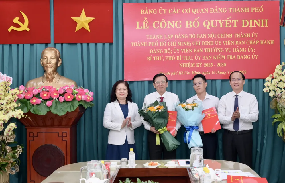 Đồng chí Nguyễn Thị Mỹ Hằng và đồng chí Nguyễn Khoa Hải trao các quyết định chỉ định Chủ nhiệm, Phó Chủ nhiệm Ủy ban Kiểm tra Đảng ủy. Ảnh: VĂN MINH DSC_2898.jpeg