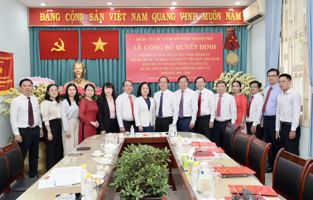 Đồng chí Nguyễn Thị Mỹ Hằng và đồng chí Nguyễn Khoa Hải cùng các đồng chí đại biểu dự buổi lễ trao quyết định. Ảnh: VĂN MINH DSC_2919.jpeg