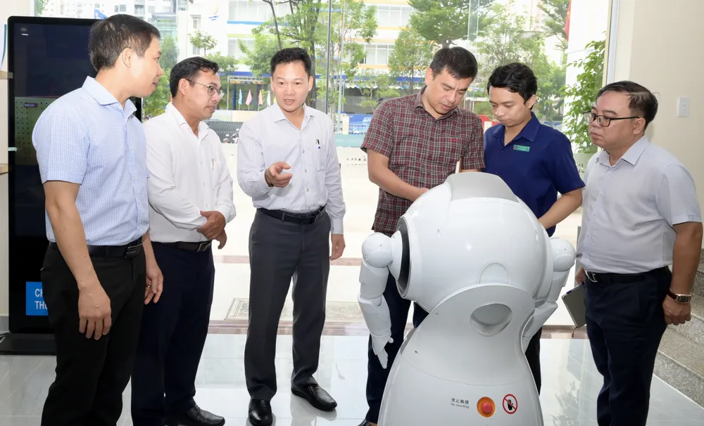 Đồng chí Nguyễn Huy Ngọc cùng đoàn công tác khảo sát tại Trung tâm Phục vụ hành chính công phường An Khánh. Ảnh: VĂN MINH DSC_3047.jpeg