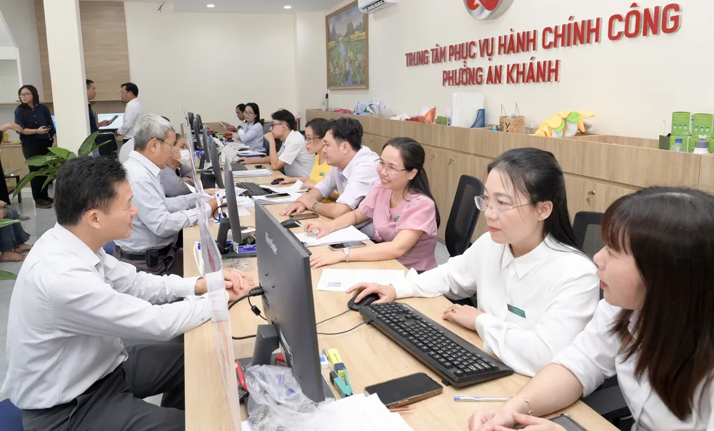 Đồng chí Nguyễn Huy Ngọc trao đổi với cán bộ, công chức tại Trung tâm Phục vụ hành chính công phường An Khánh. Ảnh: VĂN MINH DSC_3090.jpeg