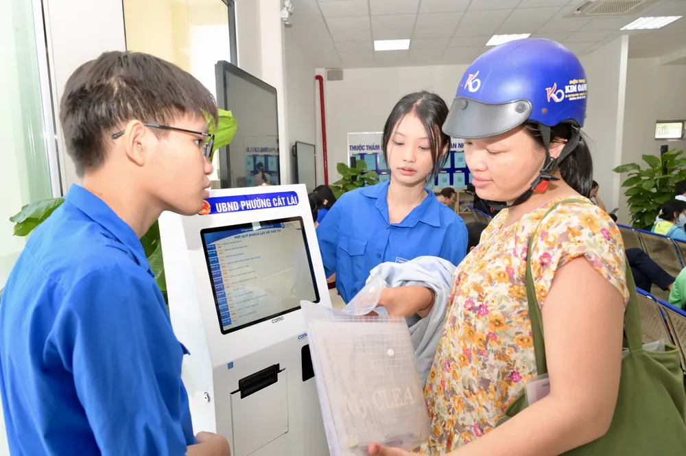 Tại phường Cát Lái, người dân được hướng dẫn làm thủ tục hành chính. Ảnh: VĂN MINH DSC_3146.jpeg