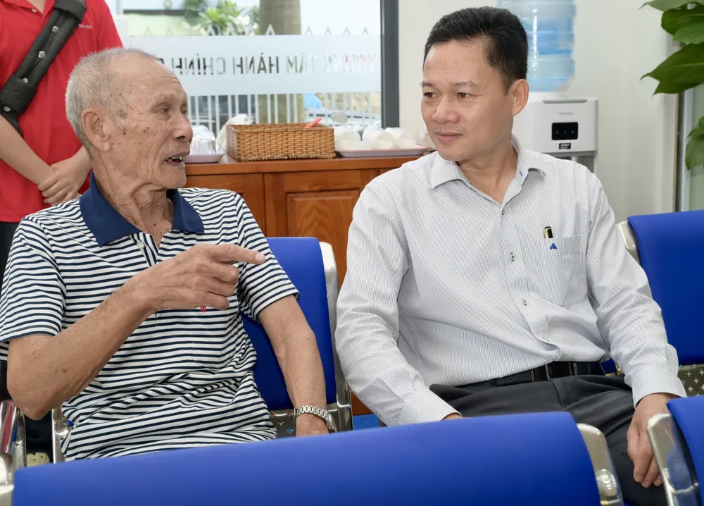 Vụ trưởng Vụ Địa phương 3 Nguyễn Huy Ngọc trao đổi với người dân đến làm thủ tục hành chính. Ảnh: VĂN MINH DSC_3176.jpeg