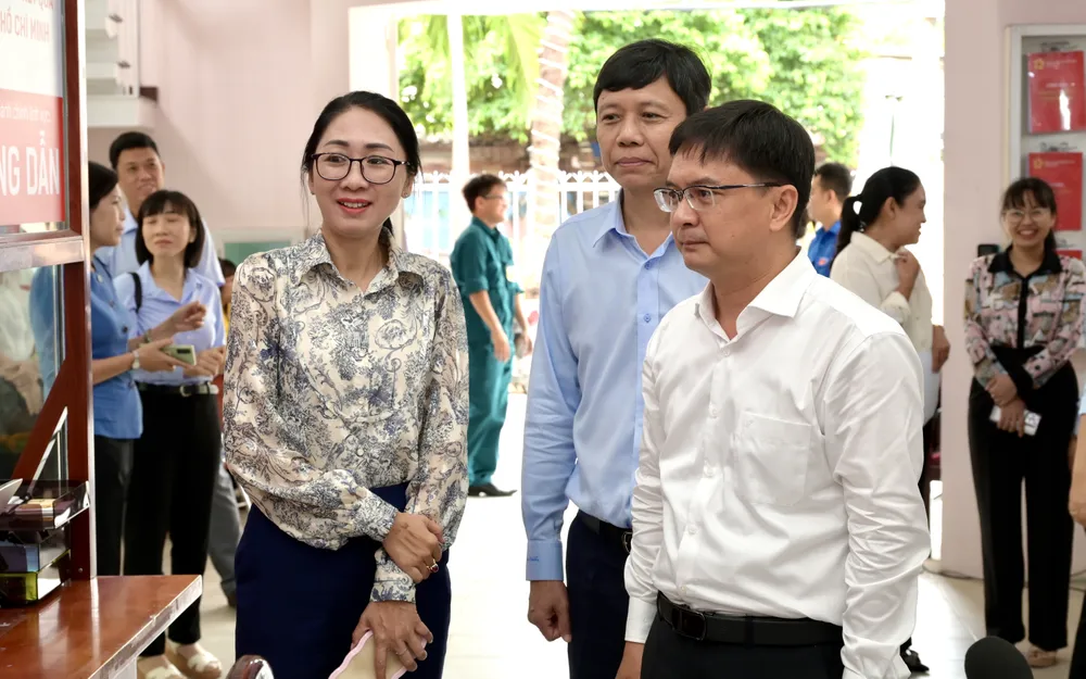 Đồng chí Nguyễn Mạnh Cường khảo sát Trung tâm Phục vụ hành chính công phường Bảy Hiền. Ảnh: VĂN MINH DSC_3518.jpeg