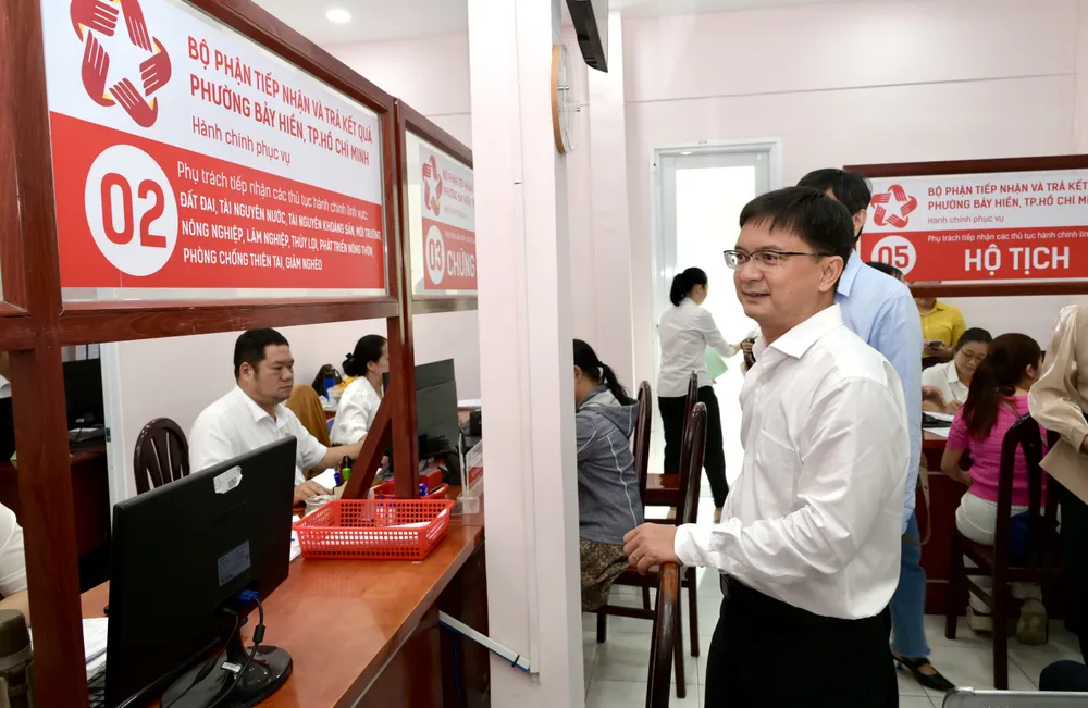 Đồng chí Nguyễn Mạnh Cường khảo sát Trung tâm Phục vụ hành chính công phường Bảy Hiền. Ảnh: VĂN MINH DSC_3543.jpeg