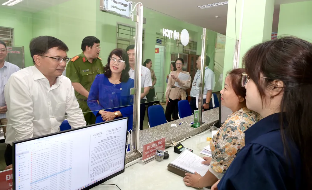 Đồng chí Nguyễn Mạnh Cường thăm hỏi cán bộ, công chức phường Tân Sơn Hòa. Ảnh: VĂN MINH DSC_3715.jpeg