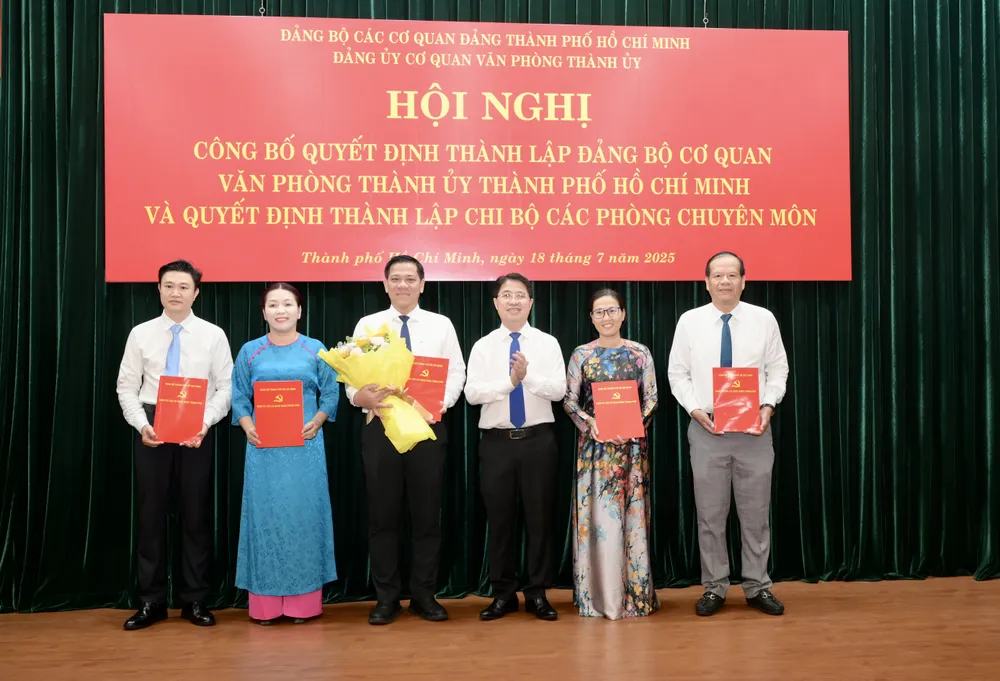 Đồng chí Phạm Hồng Sơn trao các quyết định chỉ định Bí thư, Phó Bí thư, Ủy viên Ủy ban Kiểm tra Đảng ủy. Ảnh: VĂN MINH DSC_3783.jpeg