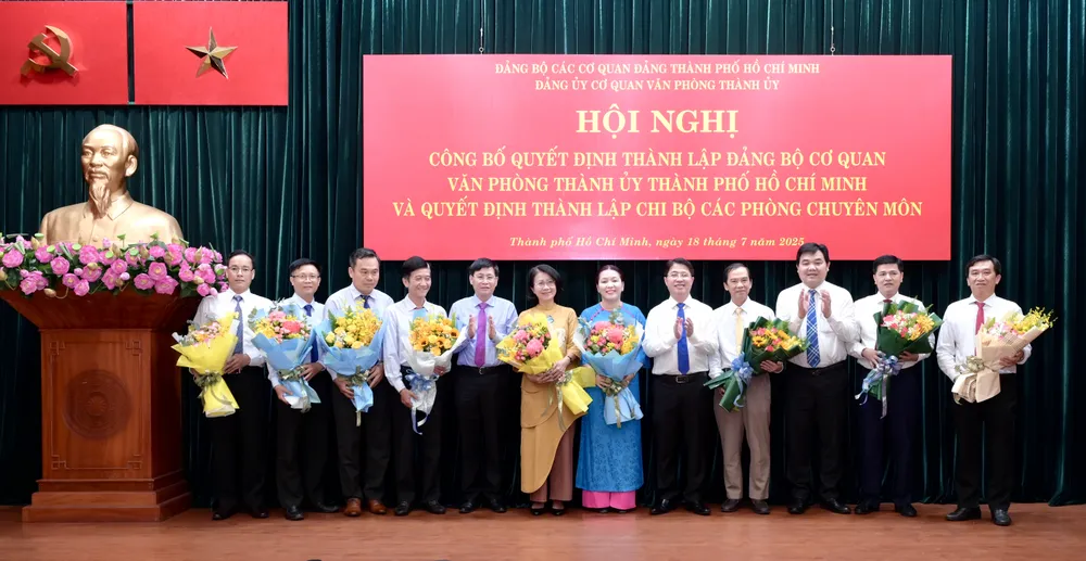 Trao quyết định tiếp nhận các tổ chức đảng và đảng viên. Ảnh: VĂN MINH DSC_3862.jpeg