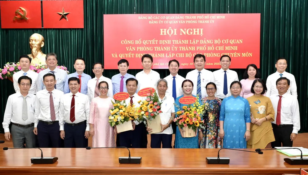 Tập thể lãnh đạo Văn phòng Thành ủy TPHCM. Ảnh: VĂN MINH DSC_3969.jpeg