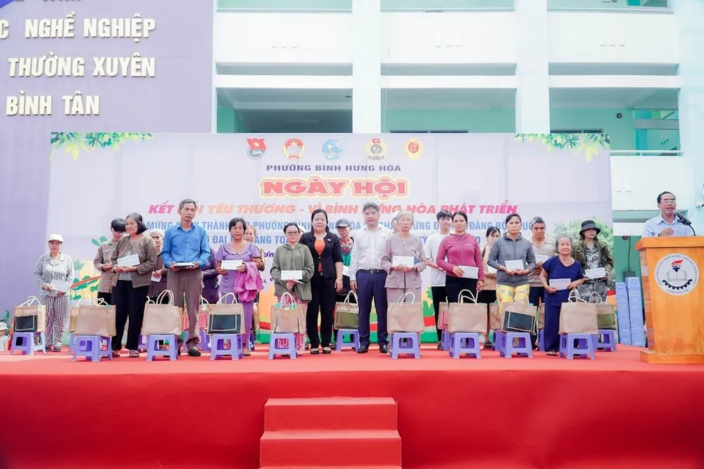 Người dân nhận quà hỗ trợ. 154cff21c18f77d12e9e.jpg
