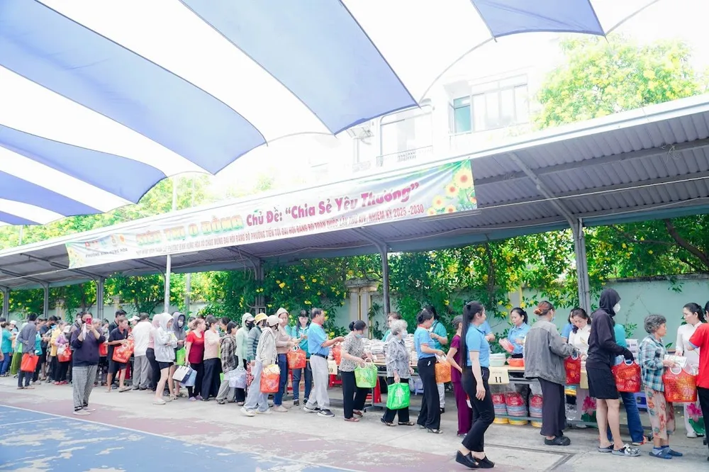 Người dân đi mua sắm ở "Siêu thị 0 đồng" 72a2b5008bae3df064bf.jpg