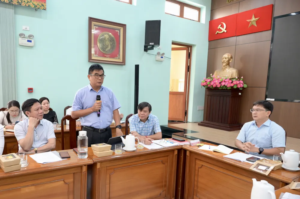 Nhà báo Cao Anh Minh, Tổng Giám đốc Đài truyền hình TPHCM góp ý. Ảnh: VĂN MINH DSC_4182.jpeg