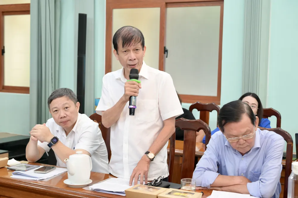 Nhà báo Nguyễn Khắc Văn, Phó Tổng Biên tập Phụ trách Báo Sài Gòn Giải Phóng góp ý. Ảnh: VĂN MINH DSC_4260.jpeg