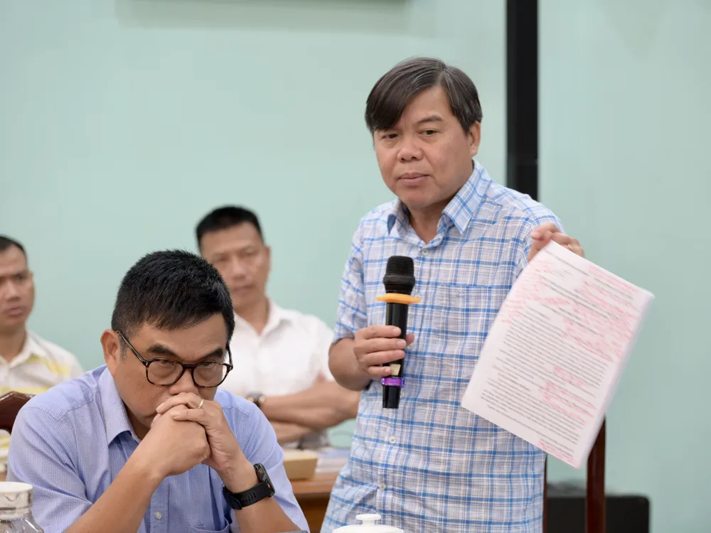 Đồng chí Tăng Hữu Phong trình bày tóm tắt đề án sắp xếp, tinh gọn, mạnh, hiệu năng, hiệu lực, hiệu quả hệ thống báo chí TPHCM. Ảnh: VĂN MINH DSC_4438.jpeg