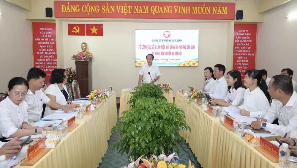 Đồng chí Võ Văn Dũng phát biểu trong buổi làm việc với Đảng ủy phường Gia Định. Ảnh: VĂN MINH DSC_4656.jpeg