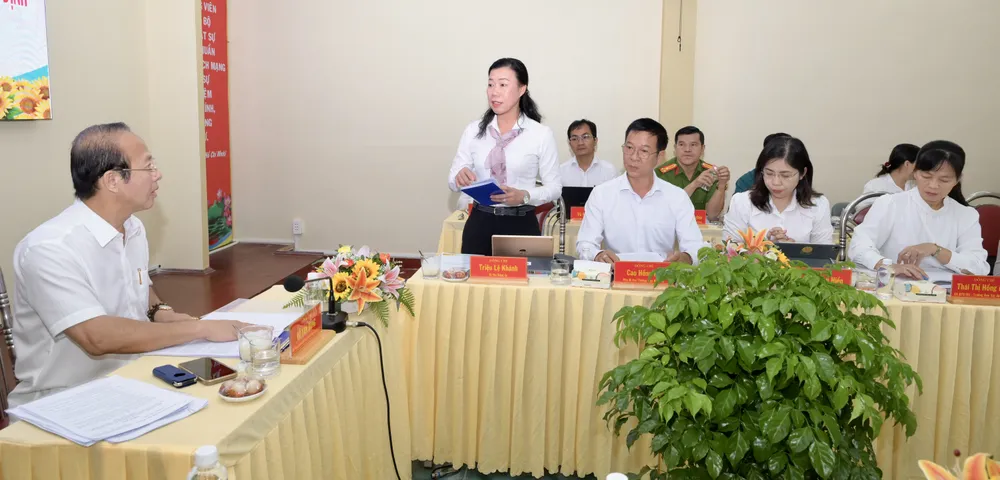 Bí thư Đảng ủy phường Gia Định Triệu Lệ Khánh báo cáo với đoàn công tác. Ảnh: VĂN MINH DSC_4702.jpeg