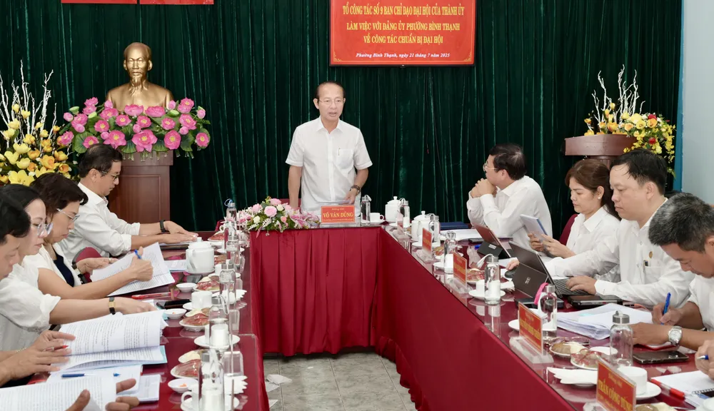 Đồng chí Võ Văn Dũng phát biểu trong buổi làm việc với Đảng ủy phường Bình Thạnh. Ảnh: VĂN MINH DSC_4764.jpeg
