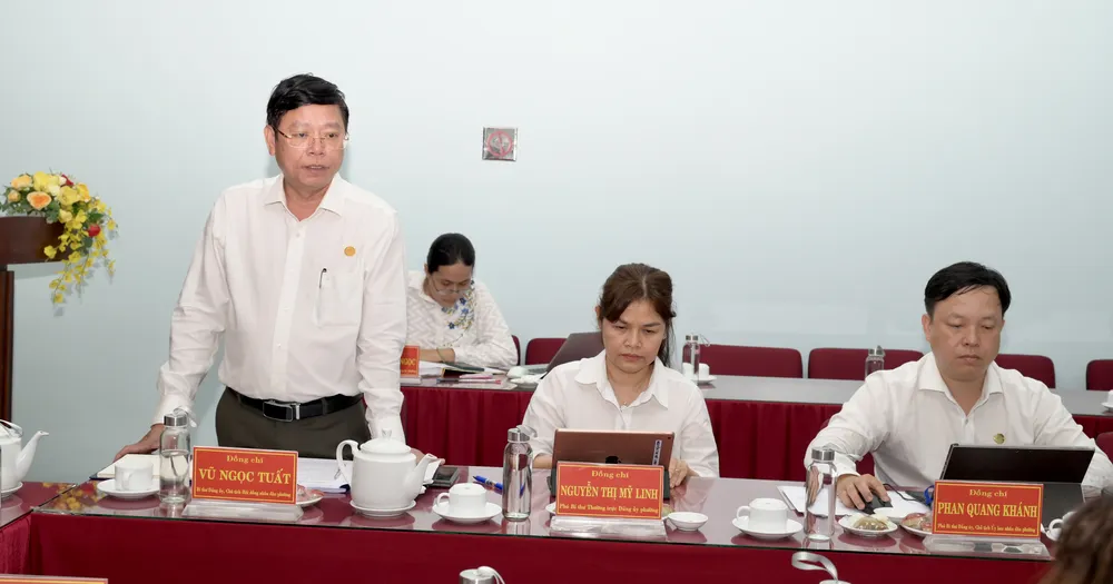 Bí thư Đảng ủy phường Bình Thạnh Vũ Ngọc Tuất báo cáo với đoàn công tác. Ảnh: VĂN MINH DSC_4794.jpeg