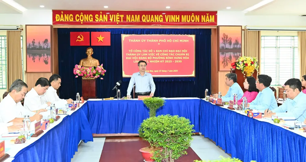 Đồng chí Nguyễn Thanh Nghị chủ trì buổi làm việc với Ban Thường vụ Đảng ủy phường Bình Hưng Hòa. Ảnh: VIỆT DŨNG 4db6a8fb60b0e9eeb0a1.jpg