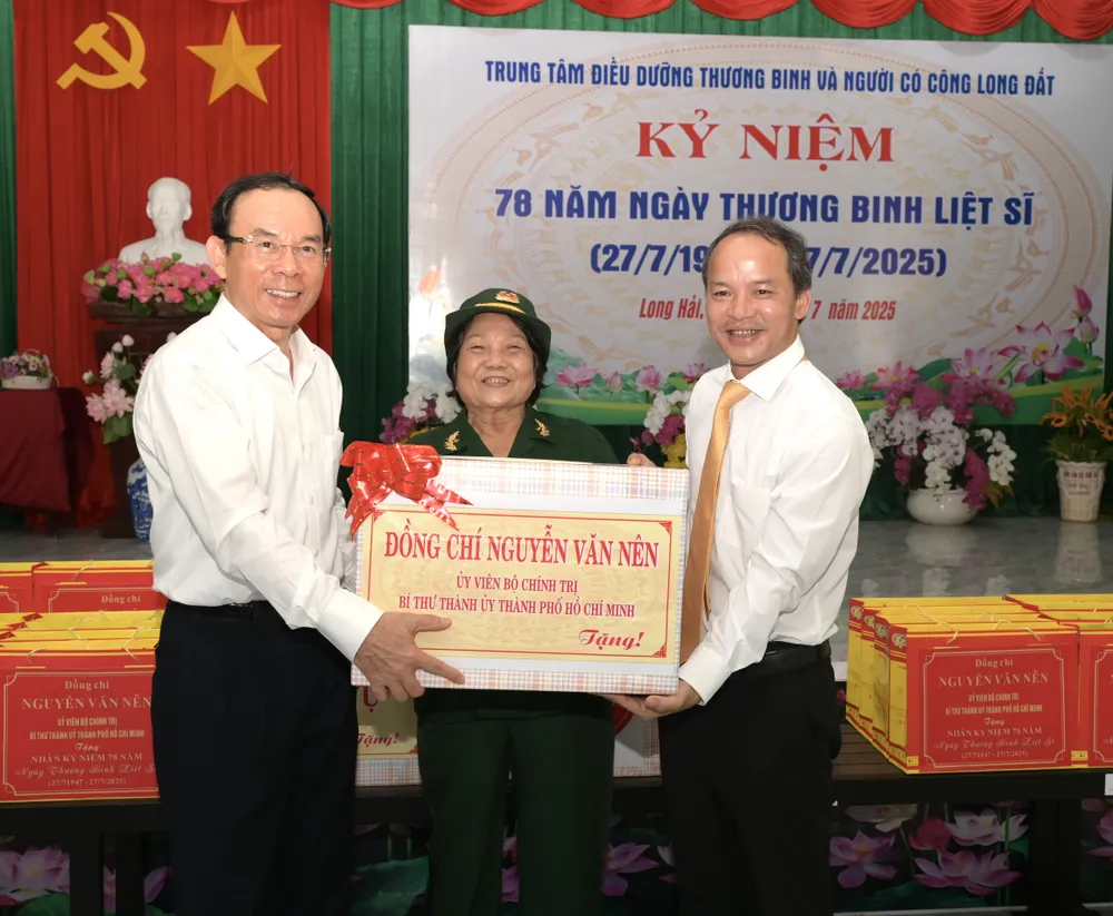 Đồng chí Nguyễn Văn Nên tặng quà đến Trung tâm Điều dưỡng thương binh và người có công Long Đất. Ảnh: VĂN MINH DSC_5439.jpeg