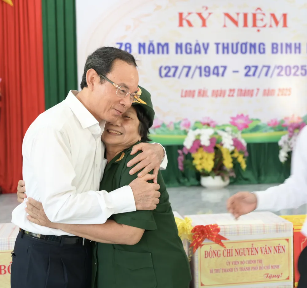 Đồng chí Nguyễn Văn Nên bày tỏ xúc động, tri ân những đóng góp của các đồng chí thương binh, bệnh binh và người có công. Ảnh: VĂN MINH DSC_5461.jpeg