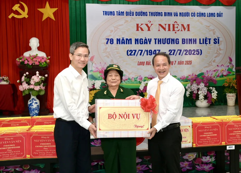 Thứ trưởng Bộ Nội vụ Cao Huy tặng quà đến trung tâm. Ảnh: VĂN MINH DSC_5469.jpeg