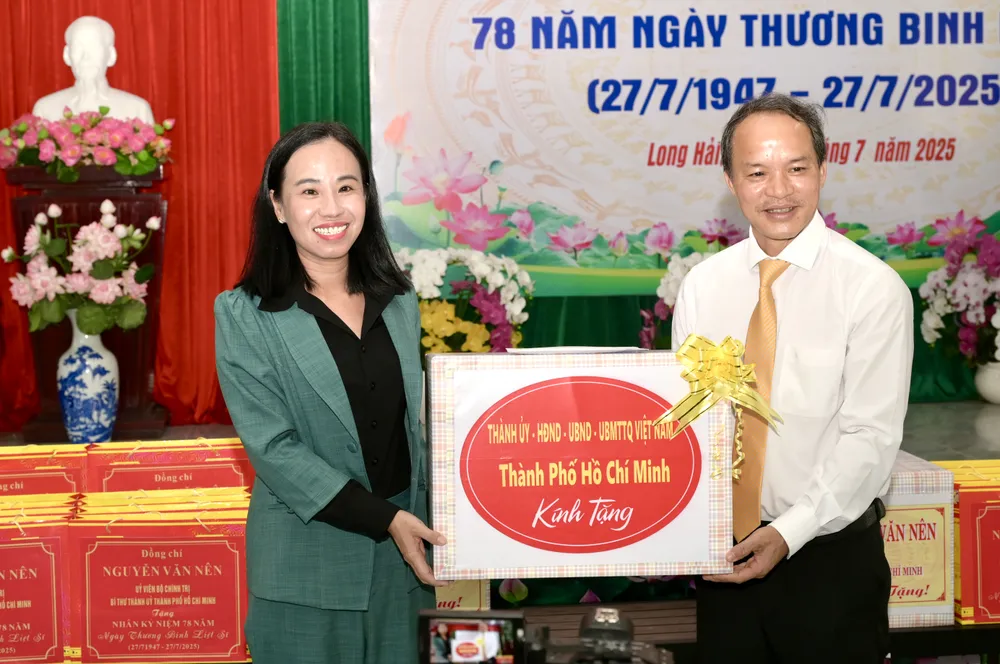 Đồng chí Võ Ngọc Thanh Trúc, Ủy viên Ban Thường vụ Thành ủy, Phó Chủ tịch Ủy ban MTTQ Việt Nam TPHCM, Chủ tịch Hội Liên hiệp Phụ nữ TPHCM tặng quà của Thành ủy - HĐND - UBND - Ủy ban MTTQ Việt Nam TPHCM. Ảnh: VĂN MINH DSC_5490.jpeg