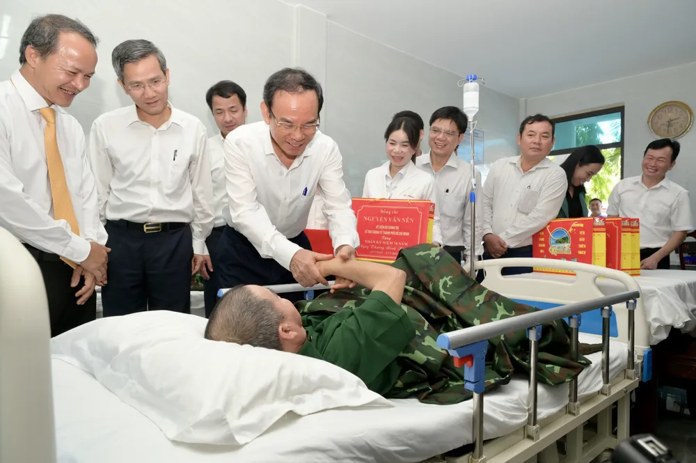 Đồng chí Nguyễn Văn Nên thăm hỏi thương bệnh binh. Ảnh: VĂN MINH DSC_5569.jpeg