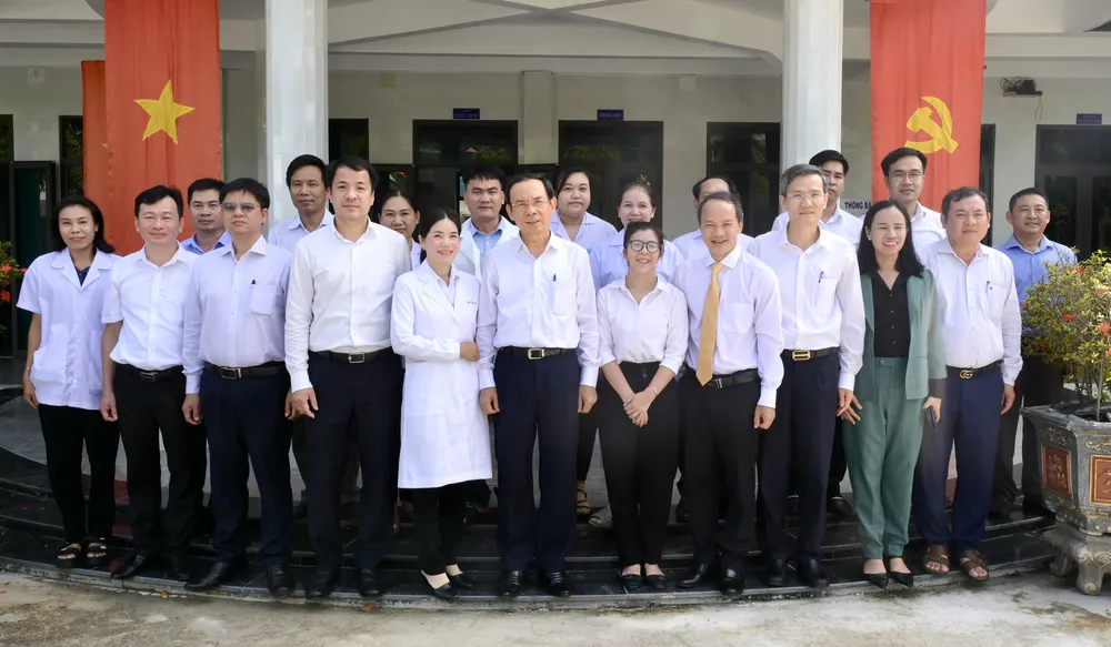 Đồng chí Nguyễn Văn Nên cùng đoàn công tác chụp ảnh lưu niệm với đội ngũ thầy thuốc của trung tâm. Ảnh: VĂN MINH DSC_5651.jpeg