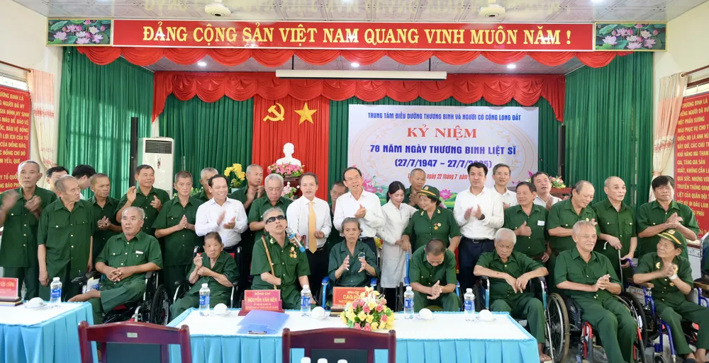 Đồng chí Nguyễn Văn Nên đến thăm Trung tâm Điều dưỡng thương binh và người có công Long Đất. Ảnh: VĂN MINH DSC_5811.jpeg