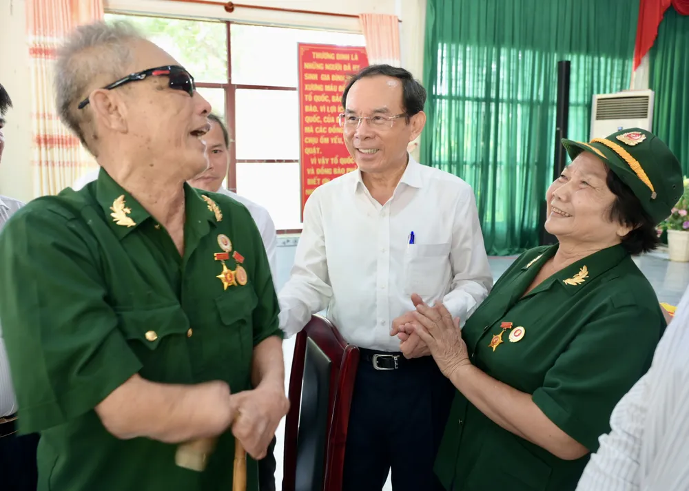Đồng chí Nguyễn Văn Nên thăm hỏi các đồng chí thương binh, bệnh binh và người có công. Ảnh: VĂN MINH DSC_5856.jpeg
