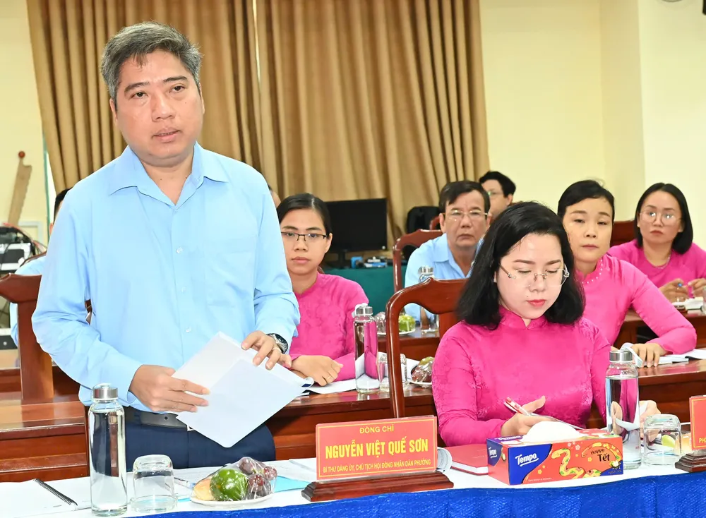 Bí thư Đảng ủy, Chủ tịch HĐND phường Bình Hưng Hòa Nguyễn Việt Quế Sơn báo cáo với đoàn công tác. Ảnh: VIỆT DŨNG efd47784bfcf36916fde.jpg