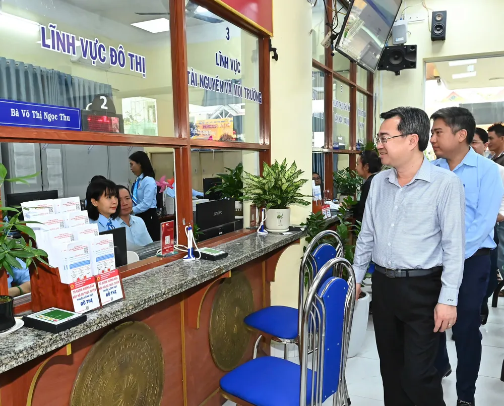 Đồng chí Nguyễn Thanh Nghị khảo sát tình hình hoạt động của Trung tâm Phục vụ hành chính công phường Bình Hưng Hòa. Ảnh: VIỆT DŨNG f30e605ba810214e7801.jpg