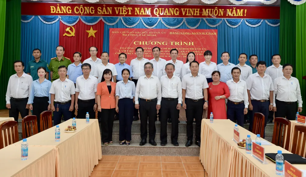 Đồng chí Nguyễn Phước Lộc và đoàn công tác làm việc với Ban Thường vụ Đảng ủy phường Phú An. Ảnh: VĂN MINH DSC_6130.jpeg