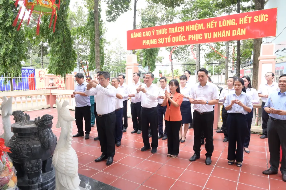 Đồng chí Nguyễn Phước Lộc và đoàn công tác đã đến dâng hương tại đền thờ Anh hùng liệt sĩ tại trụ sở Đảng ủy phường Phú An (TPHCM). Ảnh: VĂN MINH DSC_6204.jpeg