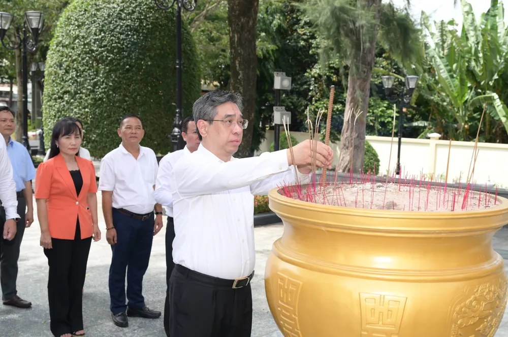 Đồng chí Nguyễn Phước Lộc dâng nén hương thơm tưởng nhớ Anh hùng lực lượng vũ trang nhân dân Võ Thị Sáu. Ảnh: VĂN MINH DSC_6261.jpeg