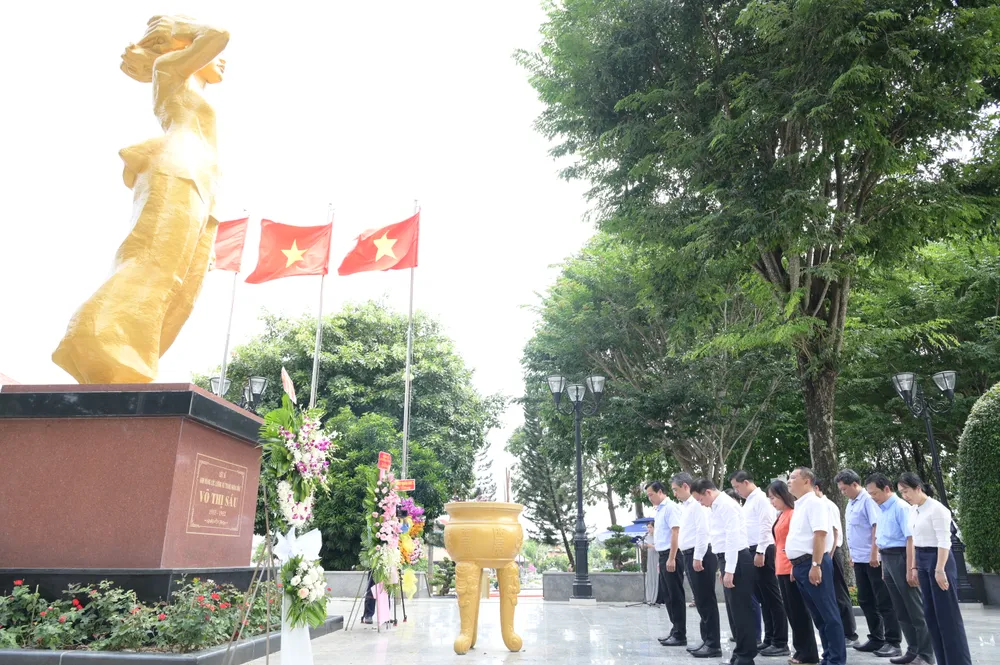 Đoàn đại biểu dành phút mặc niệm, tưởng nhớ Anh hùng liệt sĩ Võ Thị Sáu. Ảnh: VĂN MINH DSC_6328.jpeg