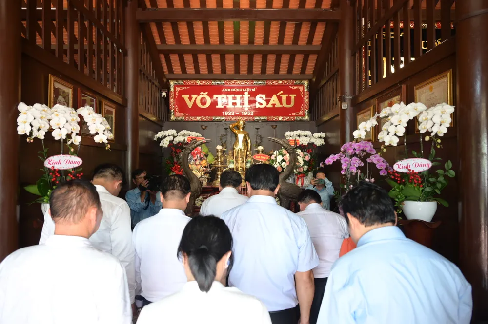 Đoàn đại biểu dành phút mặc niệm. Ảnh: VĂN MINH DSC_6361.jpeg