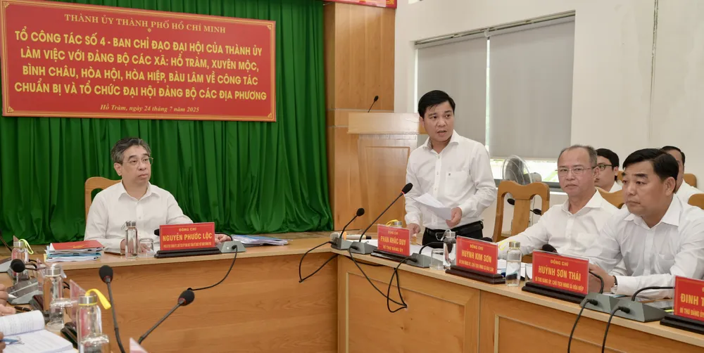 Bí thư Đảng ủy xã Hồ Tràm Phan Khắc Duy báo cáo. Ảnh: VĂN MINH DSC_6459.jpeg