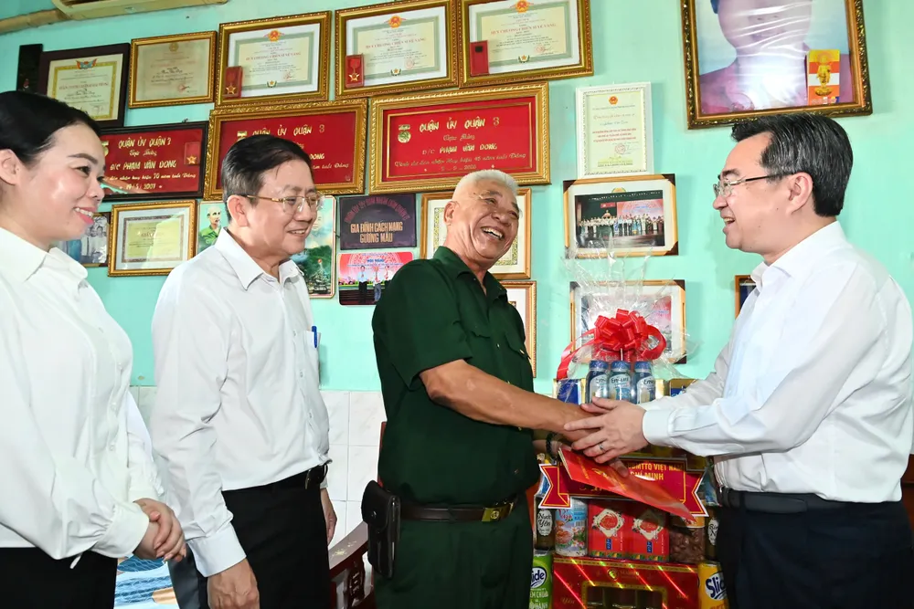 Đồng chí Nguyễn Thanh Nghị thăm hỏi ông Phạm Văn Dong. Ảnh: VIỆT DŨNG 0c426d70a3082a567319.jpg